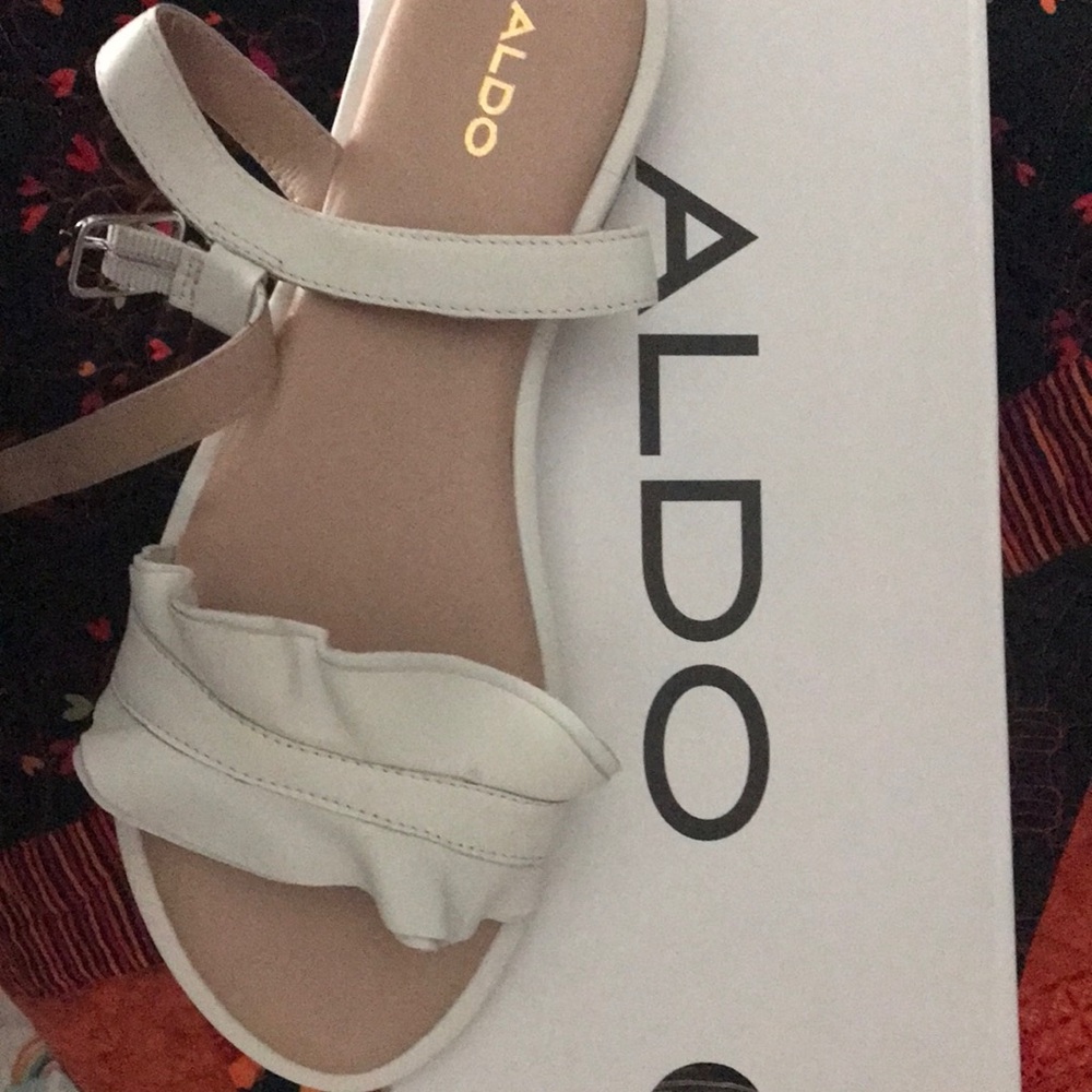 Aldo size 9 white shoe